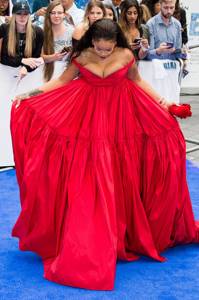 Красное платье с откровенным декольте: Рианна в центре внимания на премьере фильма
