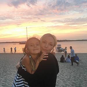 "Такие хорошенькие": Нежное фото Кристины Орбакайте с дочкой умиляет подписчиков
