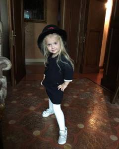 "У Лизы радость": Пугачева отдала дочурке свою шляпу (фото)