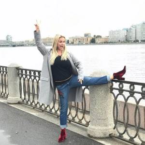 Подписчики Анны Семенович из-за плохой растяжки посоветовали ей похудеть