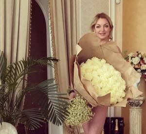 "Красиво жить не запретишь": Волочкова прикрыла голое тело букетом подаренных роз (фото)